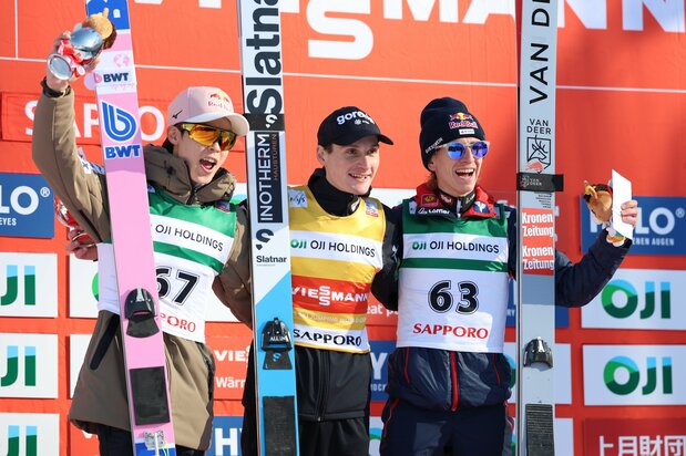 Lors de la 18e épreuve de la Coupe du monde de saut à ski individuel hommes, Kobayashi Ryôyû (à gauche) a atteint la deuxième place du podium, le 18 janvier 2026, à Sapporo. (Jiji)
