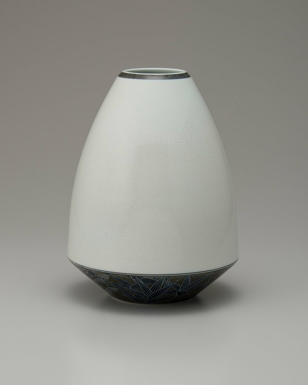 《色绘雪花薄墨墨弹四季花文花瓶》(2011年)