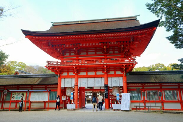 鮮豔的朱紅色樓門(重要文化遺產),高13公尺