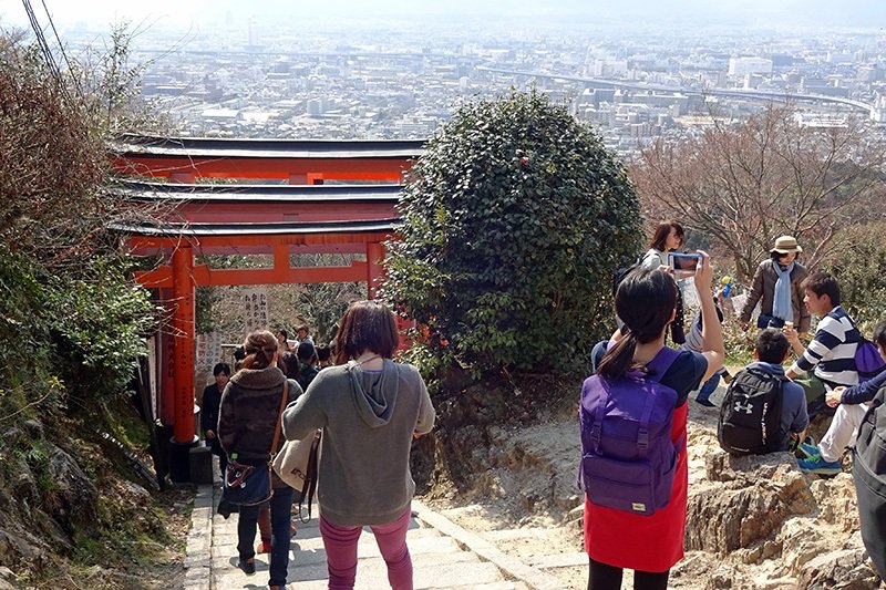 Sandō del santuario Fushimi Inari Taisha con vistas a la ciudad de Kioto (Fotografía del autor).
