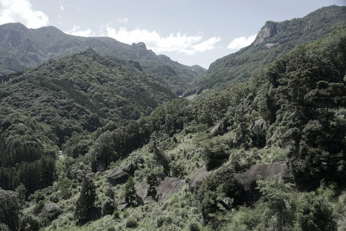 La chaîne d’Ôkue et son mont Ôkue (à droite) qui culmine à 1 644 mètres.