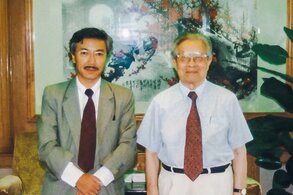 中国の黄華・元外相(右)に単独インタビューした筆者=泉宣道氏=(1998年8月12日、北京)