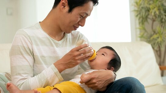 夫の育休：妻が正社員で働き続けることを助け、家計収入が1億円以上もアップ