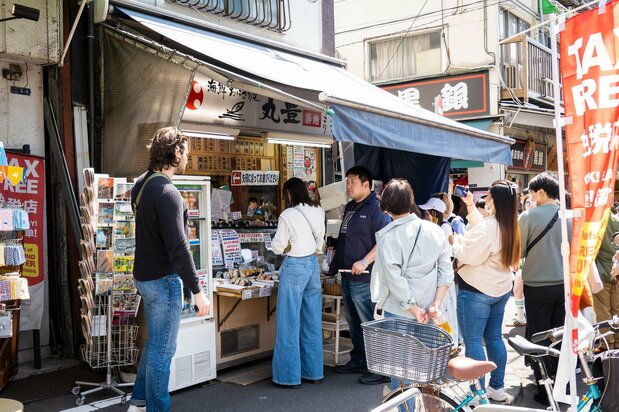 朝5時から営業する丸豊は、早朝から行列ができる