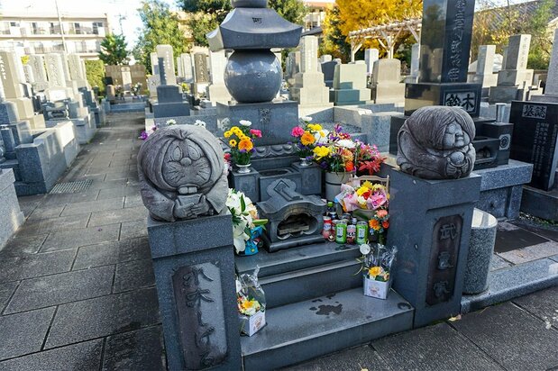 La tumba de Mizuki en el recinto del templo Kakushōji.
