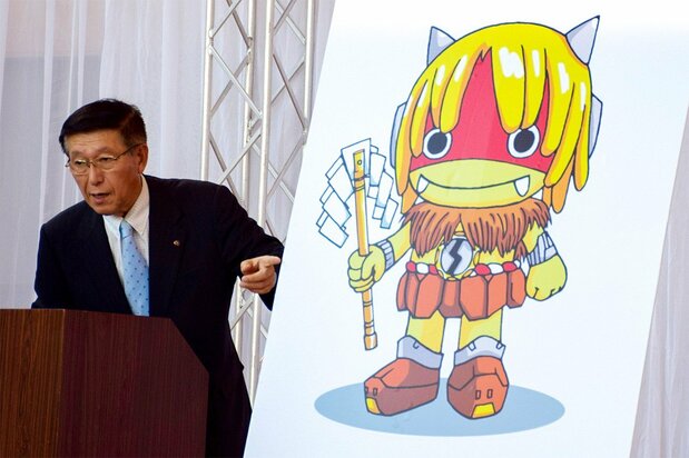 El gobernador de Akita, Satake Norihisa, presenta a Ndatchi, la mascota de la prefectura un robot que se asemeja a un niño namahage venido del futuro para difundir la palabra sobre los encantos de Akita.  (© Jiji) 