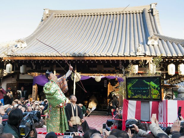 The <em>tsuinashi</em> exorcist shoots his bow with a prayer to the five <em>dai-myōō,</em> the Deva kings of Buddhism who reign over north, south, east, west, and center.