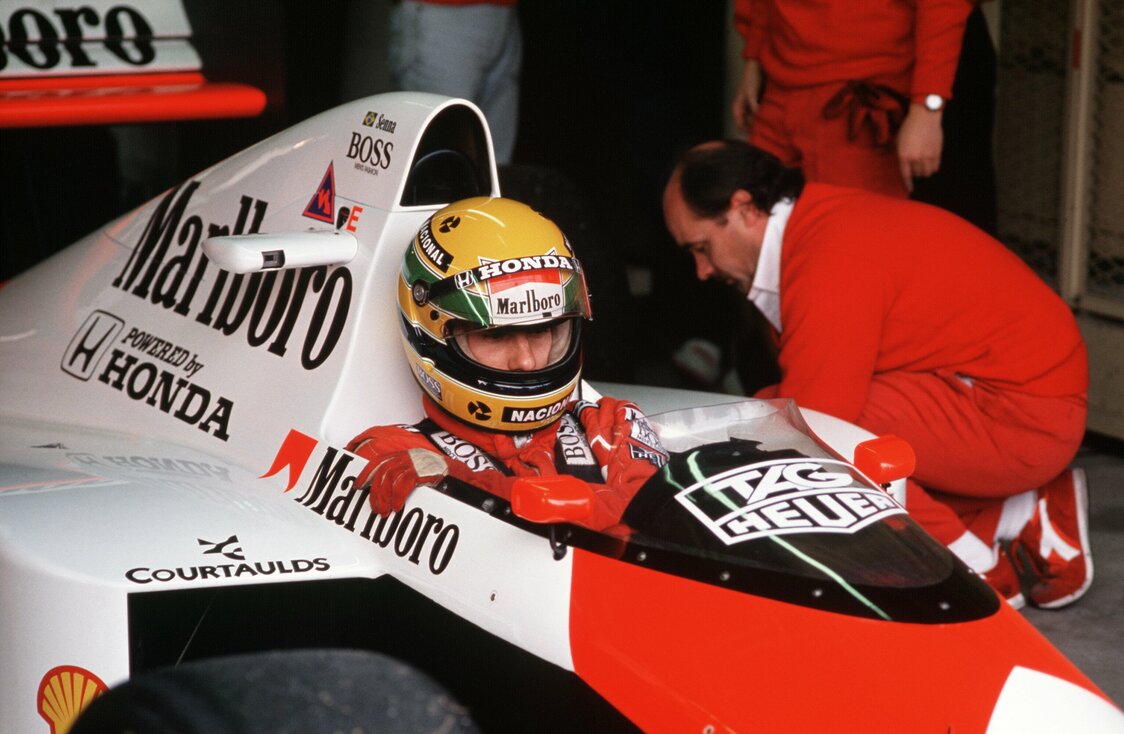 1989年に三重・鈴鹿サーキットで行われた日本GP決勝、ドライバーズシートでマシンの調整を待つアイルトン・セナ（マクラーレン・ホンダ）＝1989年10月22日（時事）