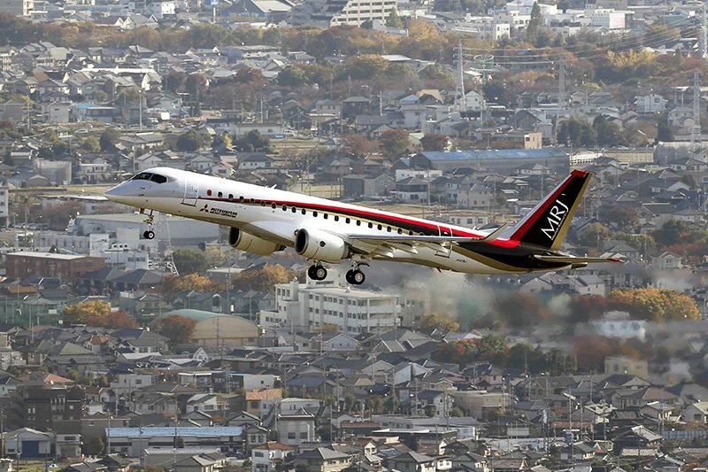 初飛行する国産初の小型ジェット旅客機「ＭＲＪ（三菱リージョナルジェット）」＝2015年11月１1日、愛知県小牧市上空（時事、代表撮影）
