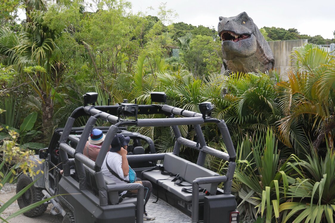 Une attraction de dinosaures à Junglia. Photographie prise le 22 juillet 2025. (Jiji)
