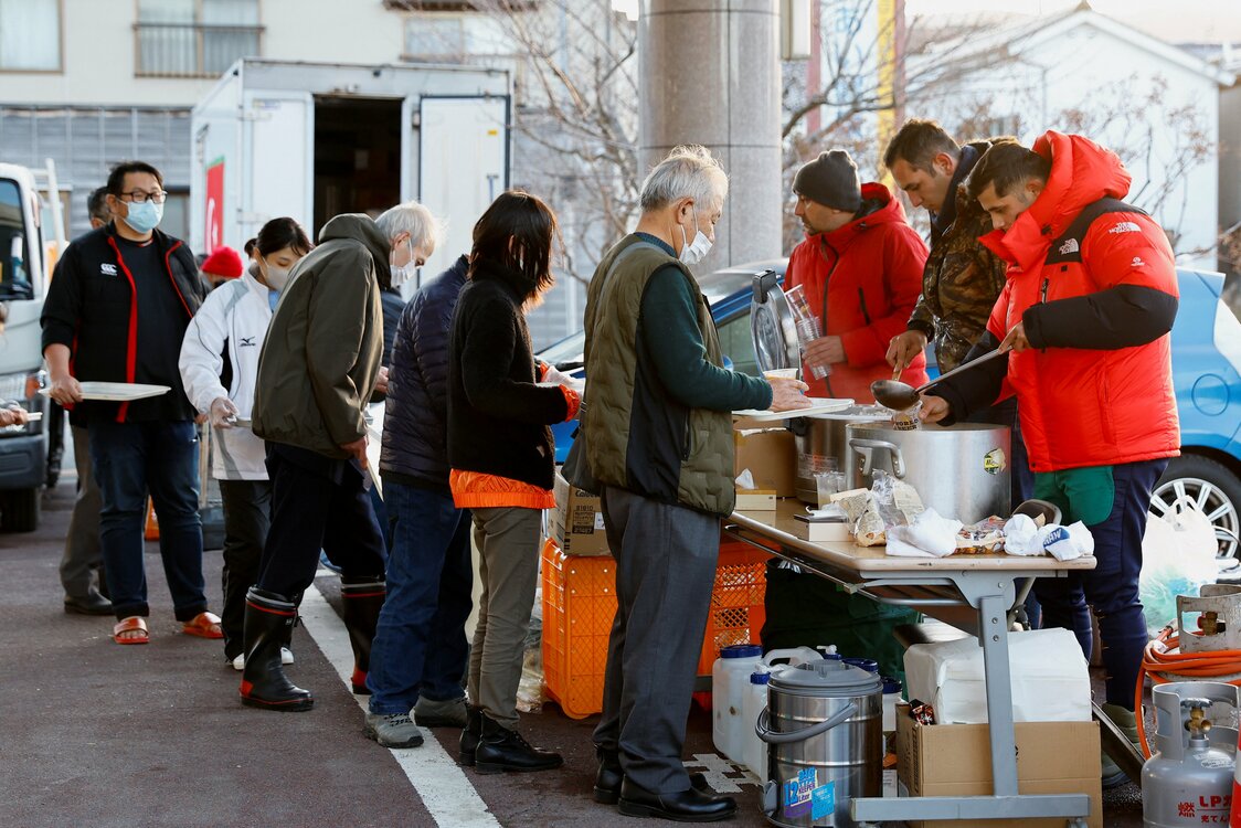 能登地震中为灾民提供餐食的外国志愿者（2024年1月5日，路透社）