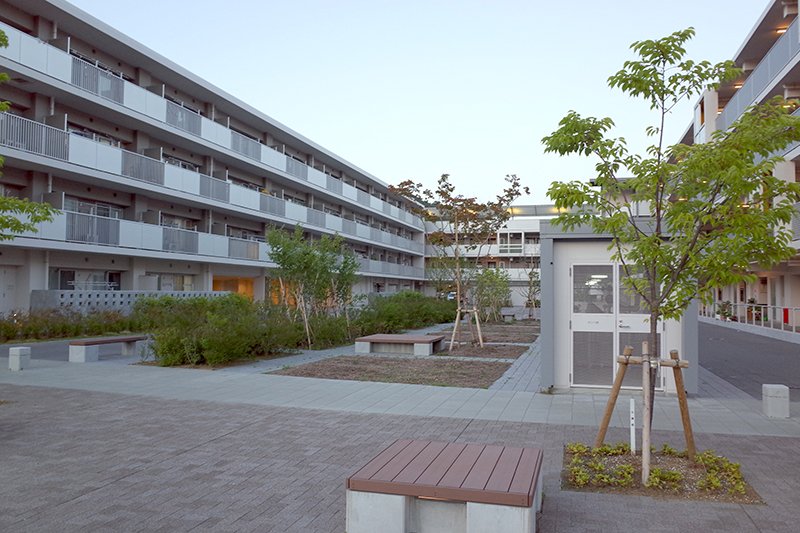 建在女川町高地原田径运动场上的防灾公营住宅