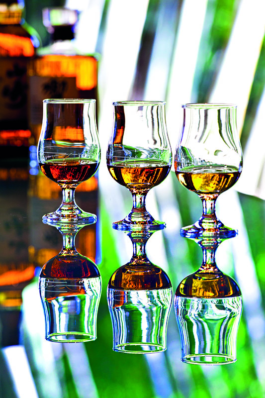 Бокалы виски на заводе Suntory's Yamazaki в префектуре Осака