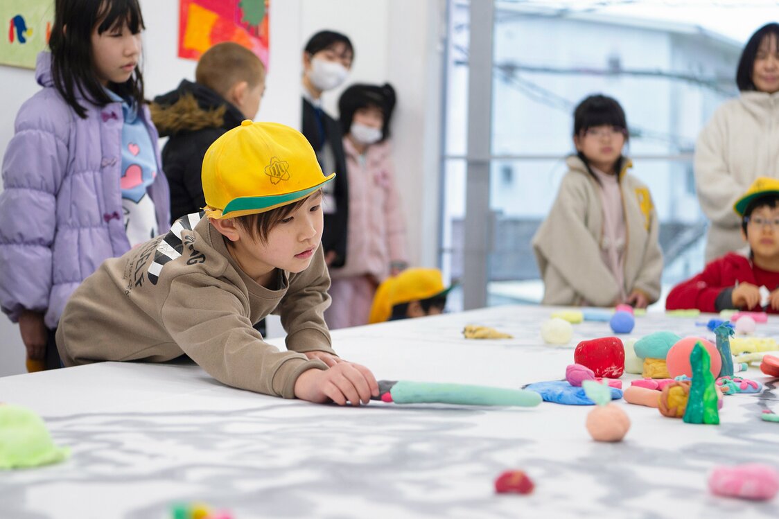子どもたちが粘土細工の「木の心」の位置を変えてしまうのもご愛嬌（あいきょう）。作家自身だからこそ許される行為だ