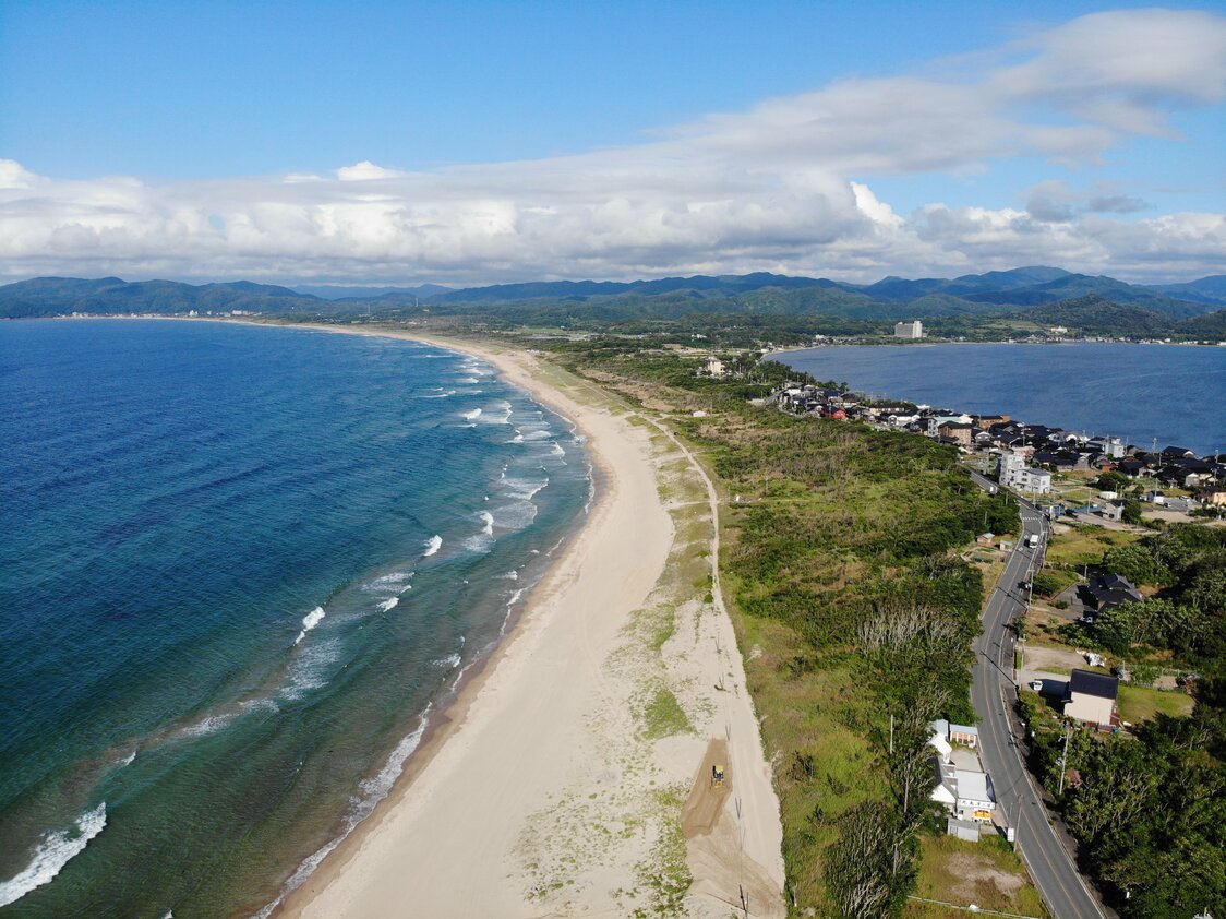日本海（左）と久美浜湾（右）の間にある小天橋は、天橋立に似ていることから名付けられた　写真：PIXTA
