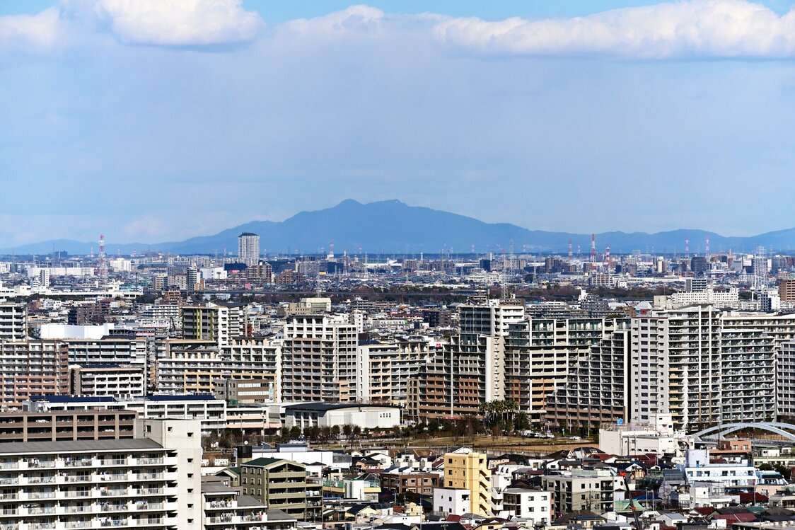 王子駅北口近くにある複合文化施設「北とぴあ（ほくとぴあ）」の展望ロビーから撮影した筑波山。広重の絵と同じく、独特のシルエットが美しい