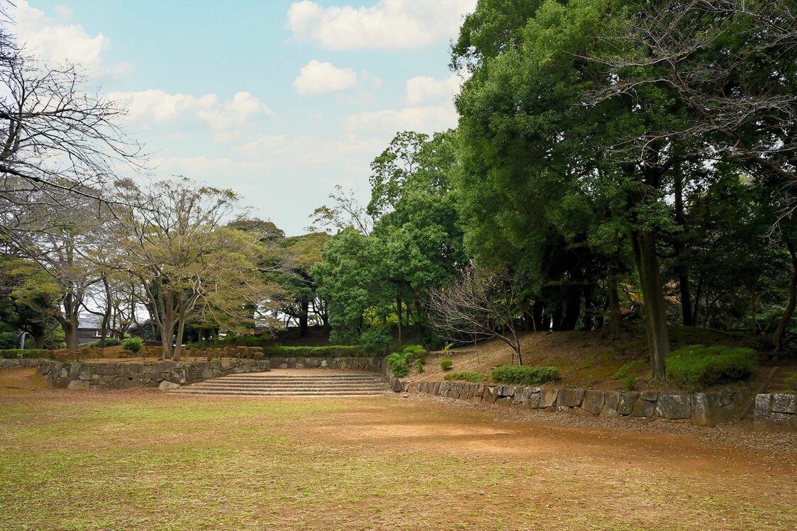 里見公園内を散策すると、古墳や、それを利用して造られた国府台城の土塁の跡が確認できる