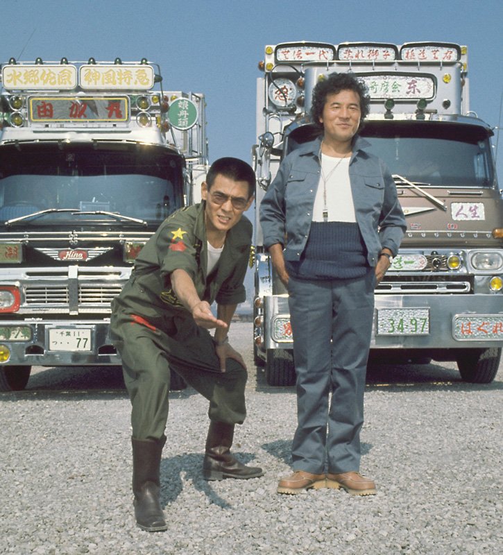 映画「トラック野郎　御意見無用」（1975年）の菅原文太さん（左）と共演の愛川欽也さん＝東映提供（時事）