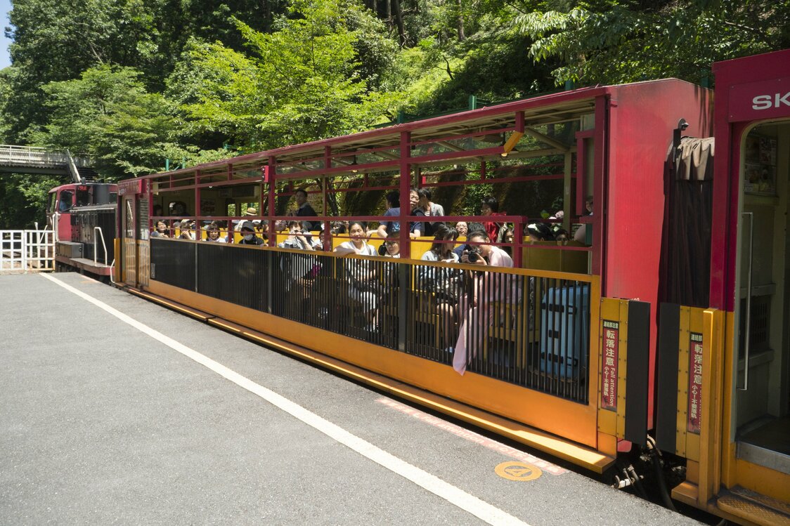 窓ガラスがなく、撮影に最適な「ザ・リッチ」車両。天井も透明なアクリル板なのがうれしい