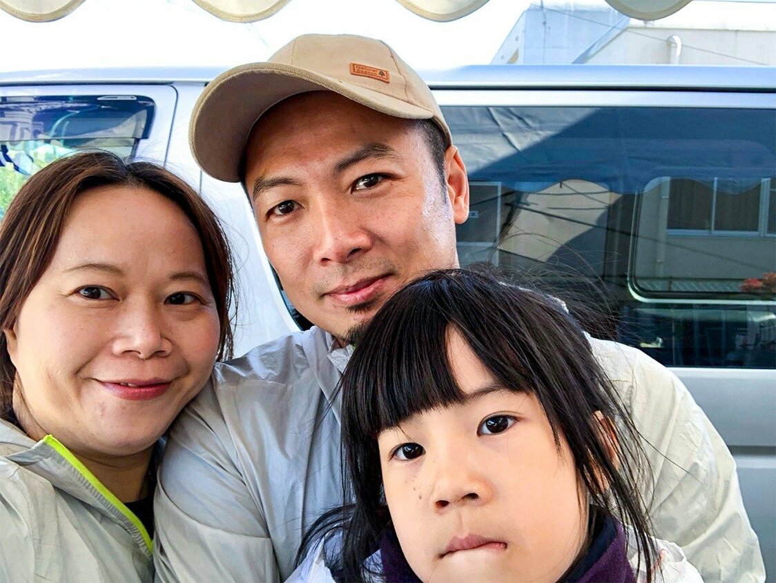 丸森町で撮った陳一銘さんと家族（陳一銘さん提供）