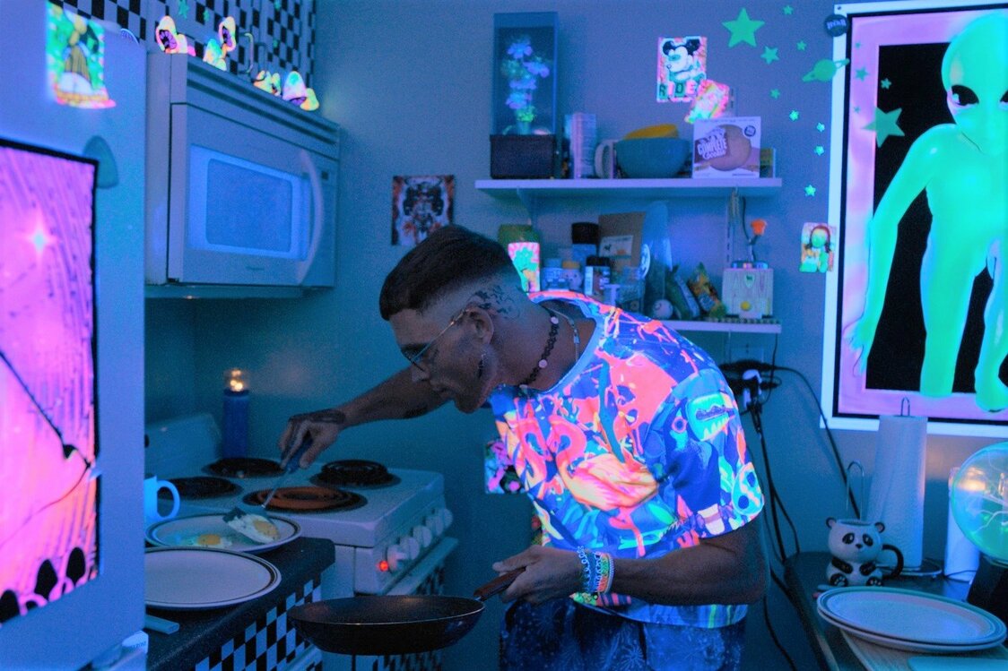 DJ・ファズ役は『デッドプール』（16）などのエド・スクライン。チョン・ジョンソとの演技の相性は抜群だ　© Institution of Production, LLC