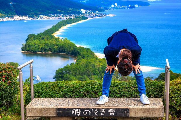 Mirando entre las piernas en Amanohashidate. (PIXTA)