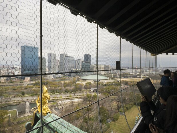八层是回廊式观景台,可以360度一览大阪城市景观