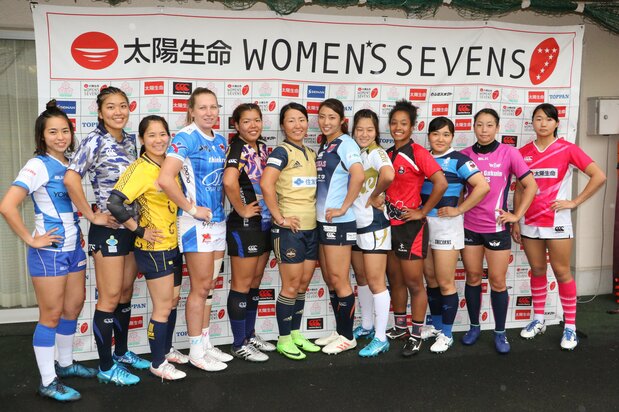 Representatives from the 12 teams pose ahead of the start of the Taiyō Seimei Women’s Sevens series. (© Ōtomo Nobuhiko)