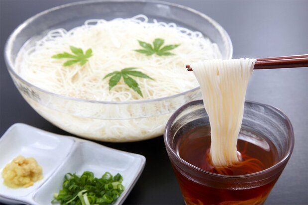 Sōmen, dipping sauce, negi, and ground ginger.