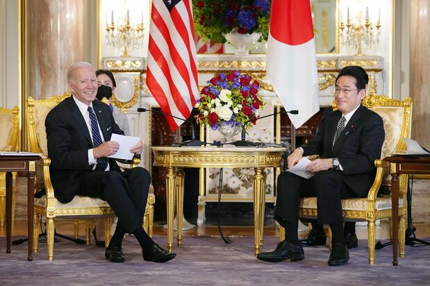 会談する岸田文雄首相（右）とバイデン米大統領＝2022年5月23日、東京・元赤坂の迎賓館（時事）