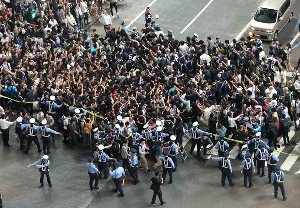 2018年于俄罗斯举办的世界杯足球赛，在日本代表队对上哥伦比亚的初赛结束之后，球迷们在拥挤的大交叉路口上互相击掌的景象，2018年6月19日摄于 “MAGNET by SHIBUYA 109”屋顶观景台（时事社）