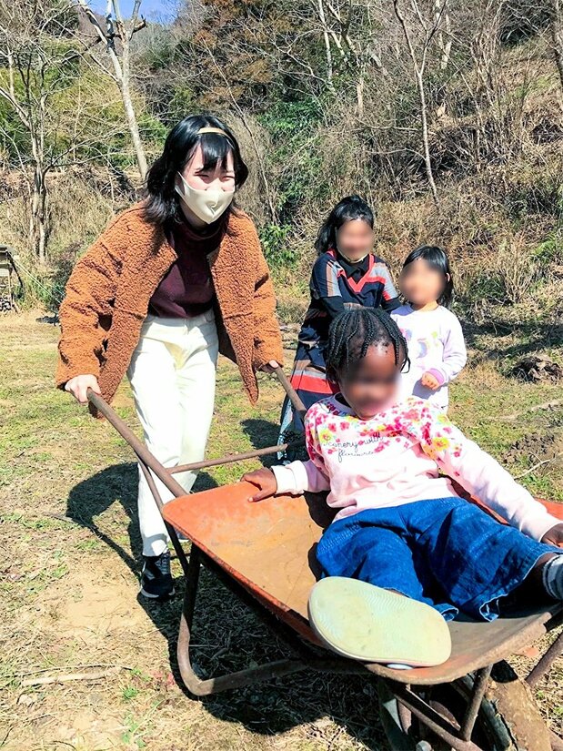 Oikawa jugando con los niños. Los regaña aunque ellos se enojen. Recientemente pasan más tiempo divirtiéndose juntos. Fotografía de Oikawa Izumi.