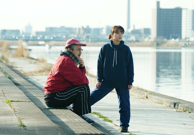 ボクシングにひたむきに打ち込むケイコ(岸井ゆきの)にジムの会長(三浦友和)が寄り添う ©2022 映画「ケイコ 目を澄ませて」製作委員会/COMME DES CINÉMAS