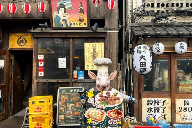 La calle comercial de la salida oeste de la estación de Kanda cuenta con la habitual mezcla de restaurantes, pubs y mucho más. (© Gianni Simone)