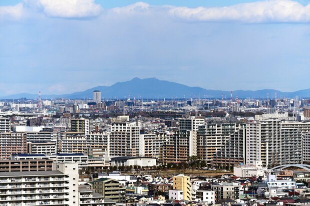 王子駅北口近くにある複合文化施設「北とぴあ(ほくとぴあ)」の展望ロビーから撮影した筑波山。広重の絵と同じく、シルエットが美しい