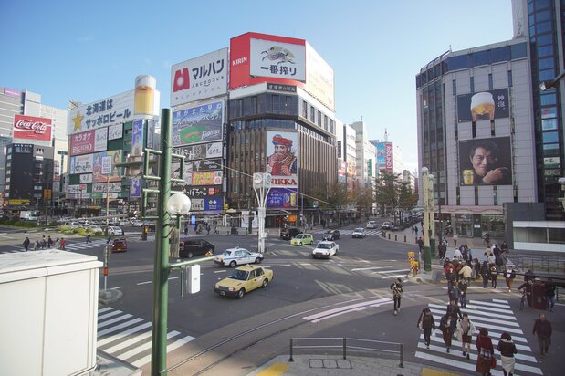 札幌随一の繁華街「すすきの」。夜はネオンがまたたく街となる。（撮影:前田明裕）