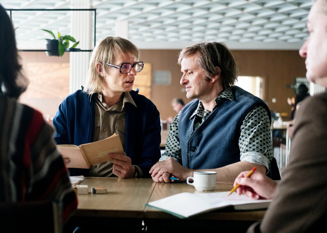 1976年、ドイツ社会主義統一党に入党を希望するも却下されるグンダーマン　© 2018 Pandora Film Produktion GmbH, Kineo Filmproduktion, Pandora Film GmbH & Co. Filmproduktions- und Vertriebs KG, Rundfunk Berlin Brandenburg