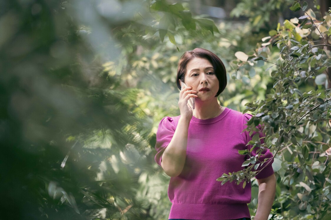 La mujer de Tamura, Anna, en el pasado fue novia de Ryūji. (© 2024 Umi no chinmoku – Inup Co., Ltd)