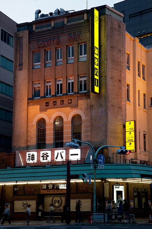 神谷バー 住所／東京都台東区浅草1-1-1 TEL／03-3841-5400 営業時間11：30～22：00 定休日／火曜・予約可（平日のみ8人まで） 英語のメニュー／あり 平均予算／2000円 http://www.kamiya-bar.com/