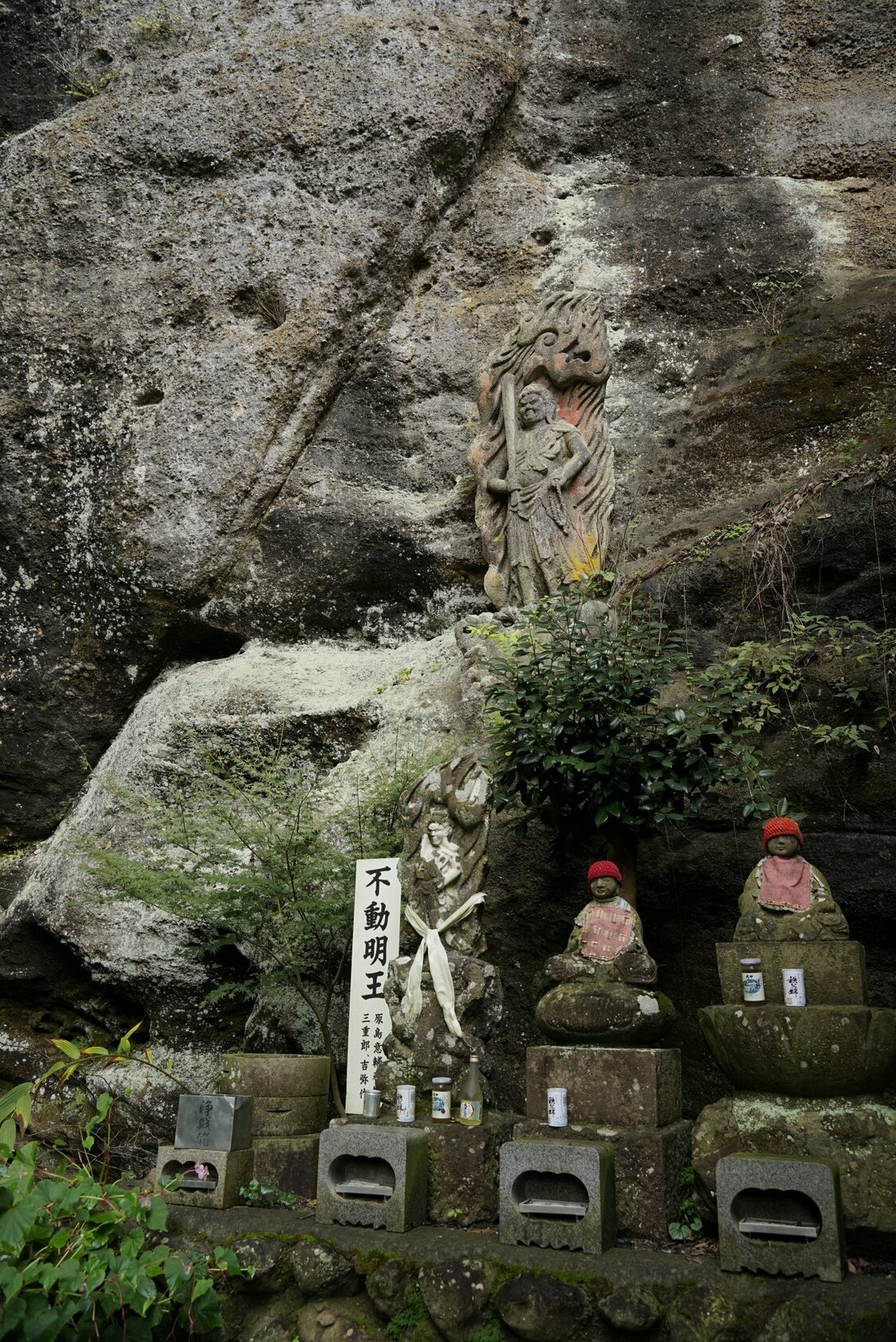 瀑布下方供奉着修验道信徒的保护神“不动明王像”（摄影：大坂宽）