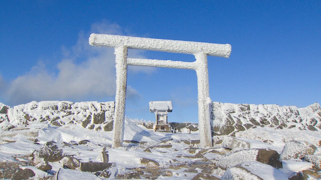 雪を冠する日枝神社と鳥居