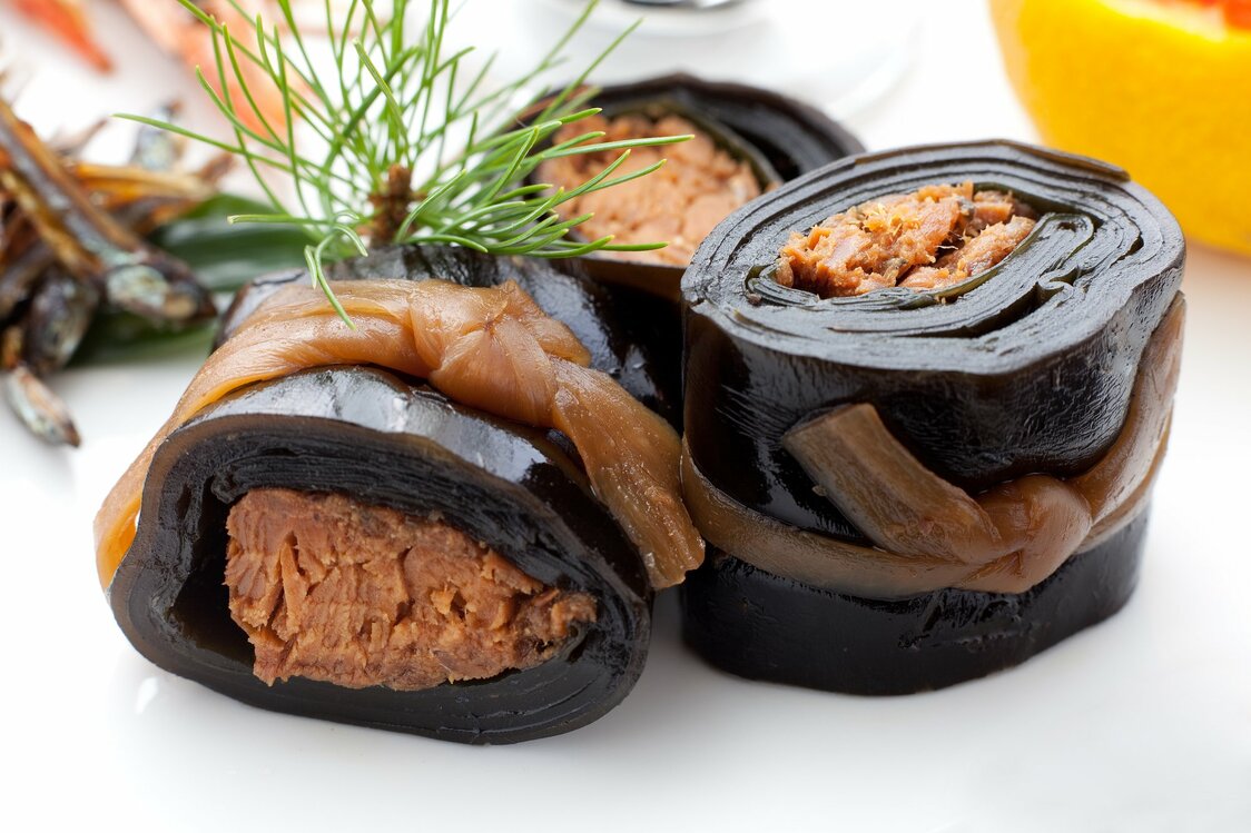 لفائف عشب البحر (كومبوماكي) محشوة بالرنجة. بيكساتا.