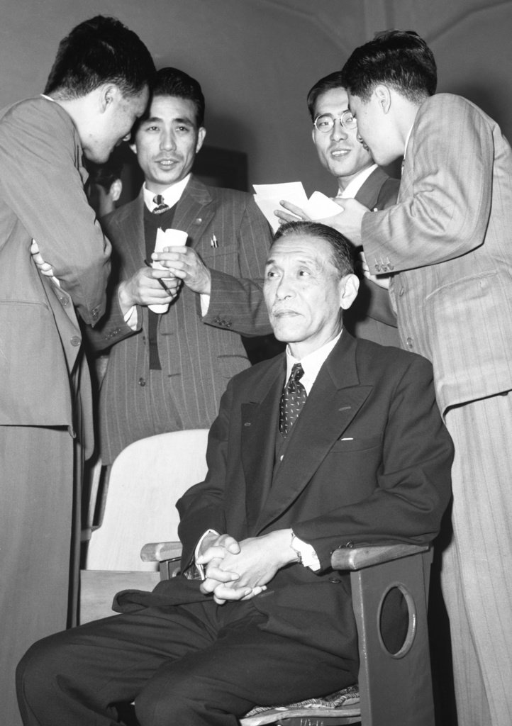 昭電疑獄事件公判で無罪となり、報道陣に喜びを語る芦田均前首相（手前中央）＝1952年10月22日、東京地裁（共同）