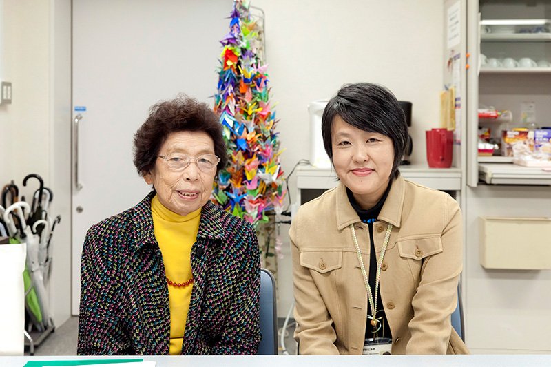 「笠岡さんは母のような存在」と話す細光さん（右）