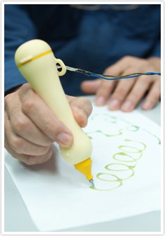 視覚障がいの子ども用の触図筆ペン。みつろうの芯がインクとなる。「厚生労働省 平成22・23年度障害者自立支援機器開発促進事業」の対象となった。