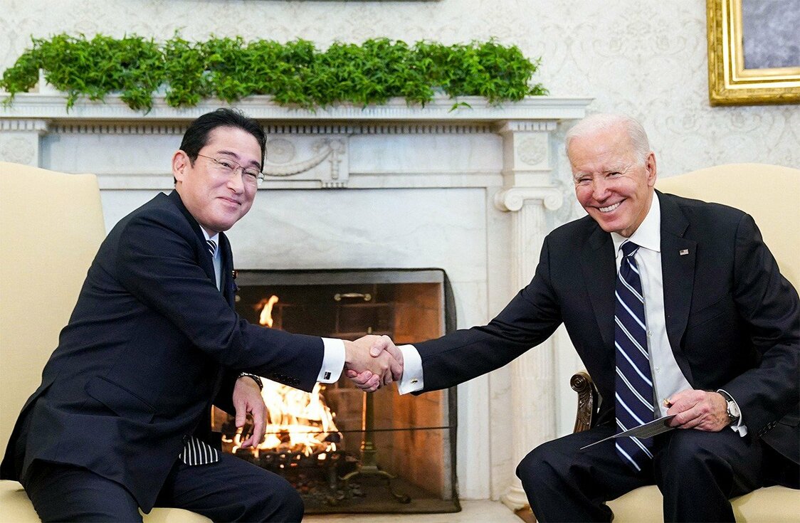 Prime Minister Kishida Fumio and US President Joe Biden shake hands at their summit meeting on January 14, 2023. (© AFP/Jiji)