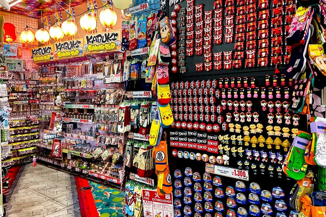 歌舞伎、アニメなど日本ならではの土産品を集めたコーナー＝2025年6月19日、ドン・キホーテ歌舞伎町店（筆者撮影）