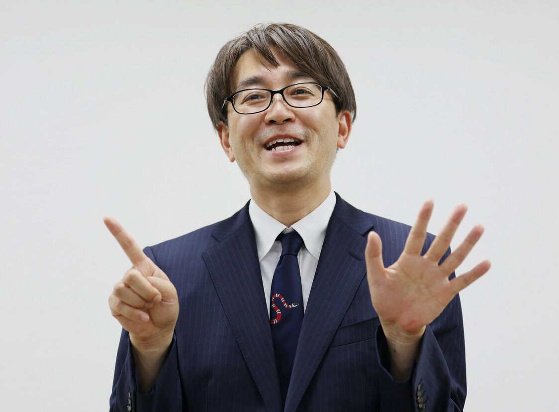 创造正式比赛合计1500次胜利纪录后，羽生善治九段在镜头前摆出代表1500的手势（2022年6月16日，大阪市福岛区，时事社）