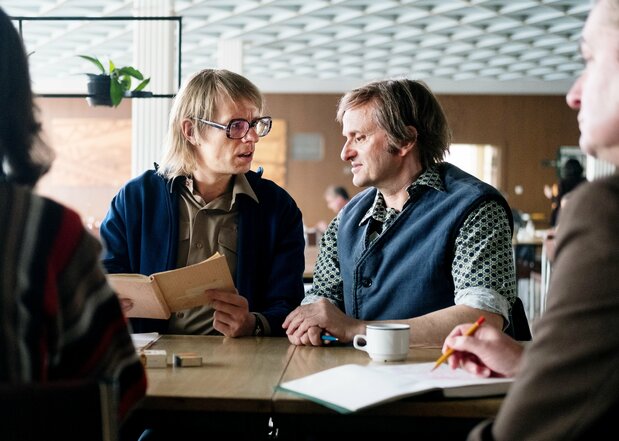 1976年、ドイツ社会主義統一党に入党を希望するも却下されるグンダーマン © 2018 Pandora Film Produktion GmbH, Kineo Filmproduktion, Pandora Film GmbH & Co. Filmproduktions- und Vertriebs KG, Rundfunk Berlin Brandenburg