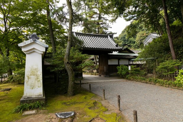 内苑の入り口となる「御門」(横浜市指定有形文化財)は、京都東山の西方寺から移築した江戸時代中期のもの